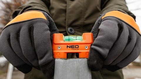 NEO POZIOMICA KIESZONKOWA Z ZACZEPEM DO PASKA NEO POZIOMICA KIESZONKOWA Z ZACZEPEM DO PASKA