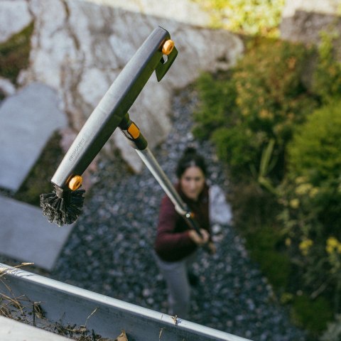 FISKARS SZCZOTKA DO RYNIEN ONECLICK